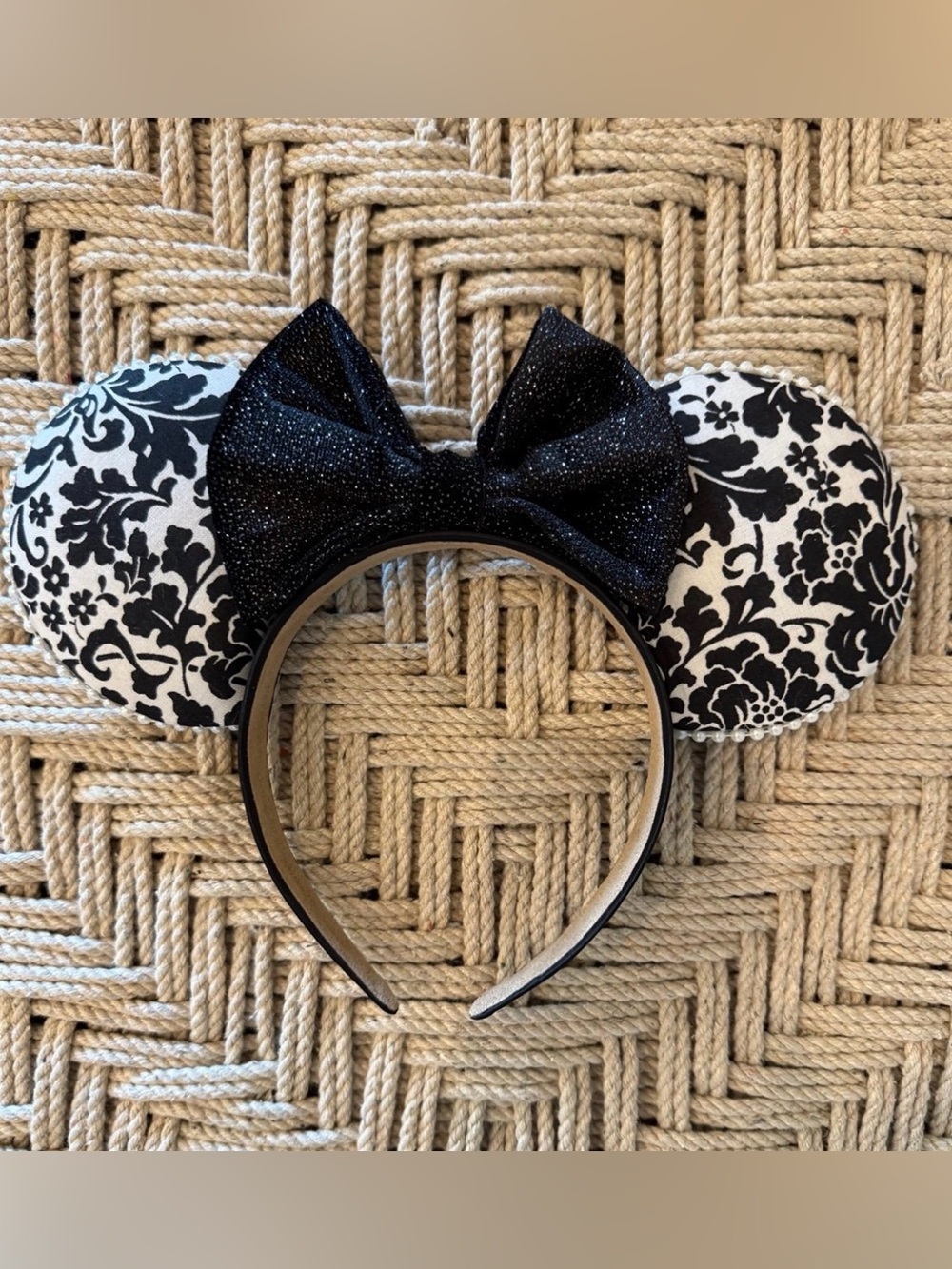 A mini madness handmade Disney Minnie Bow ears NWOT